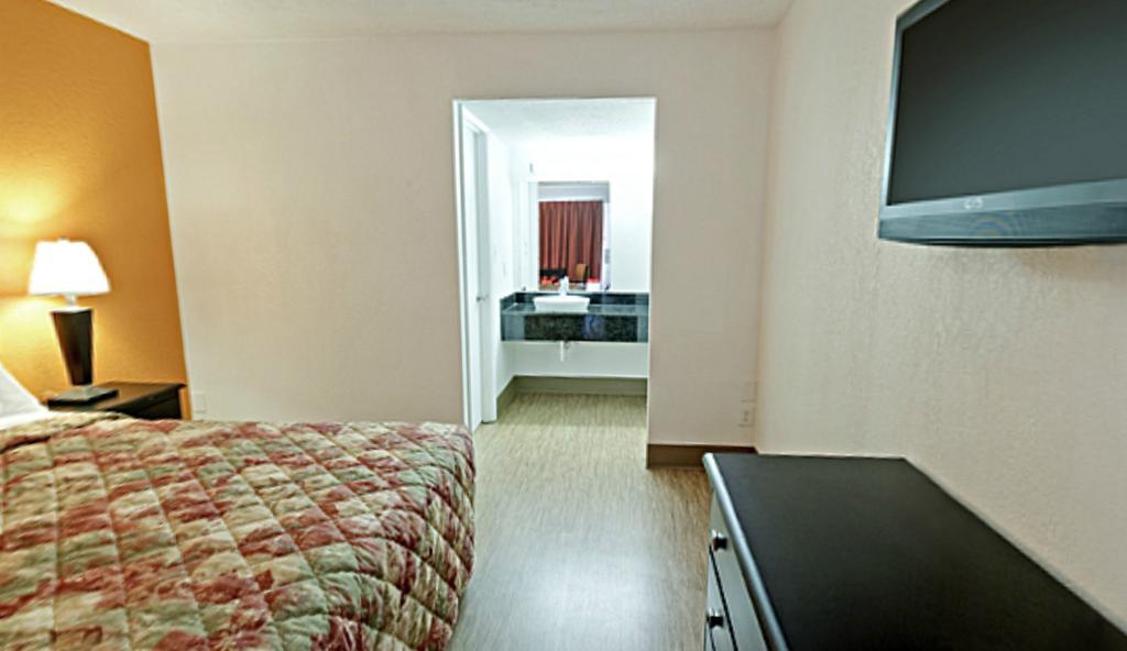 Econo Lodge 梅特罗波利斯 客房 照片